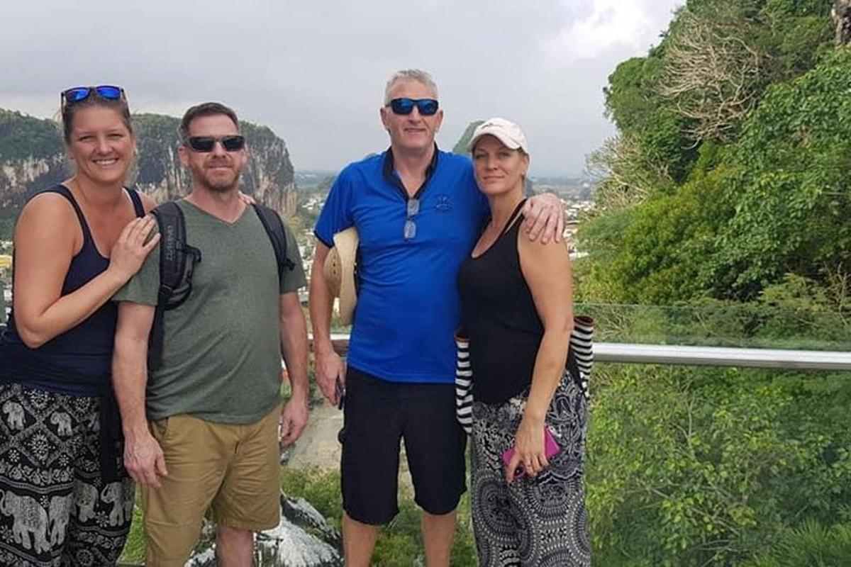 een groep mensen die poseren voor een foto op een berg