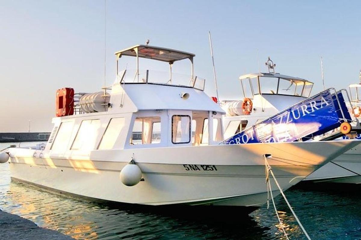 Un barco blanco está atracado en el agua