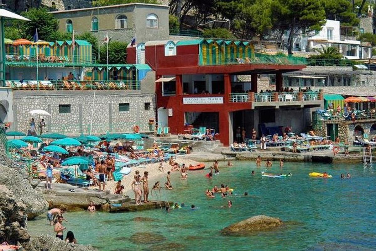 Un grupo de personas en el agua en una playa