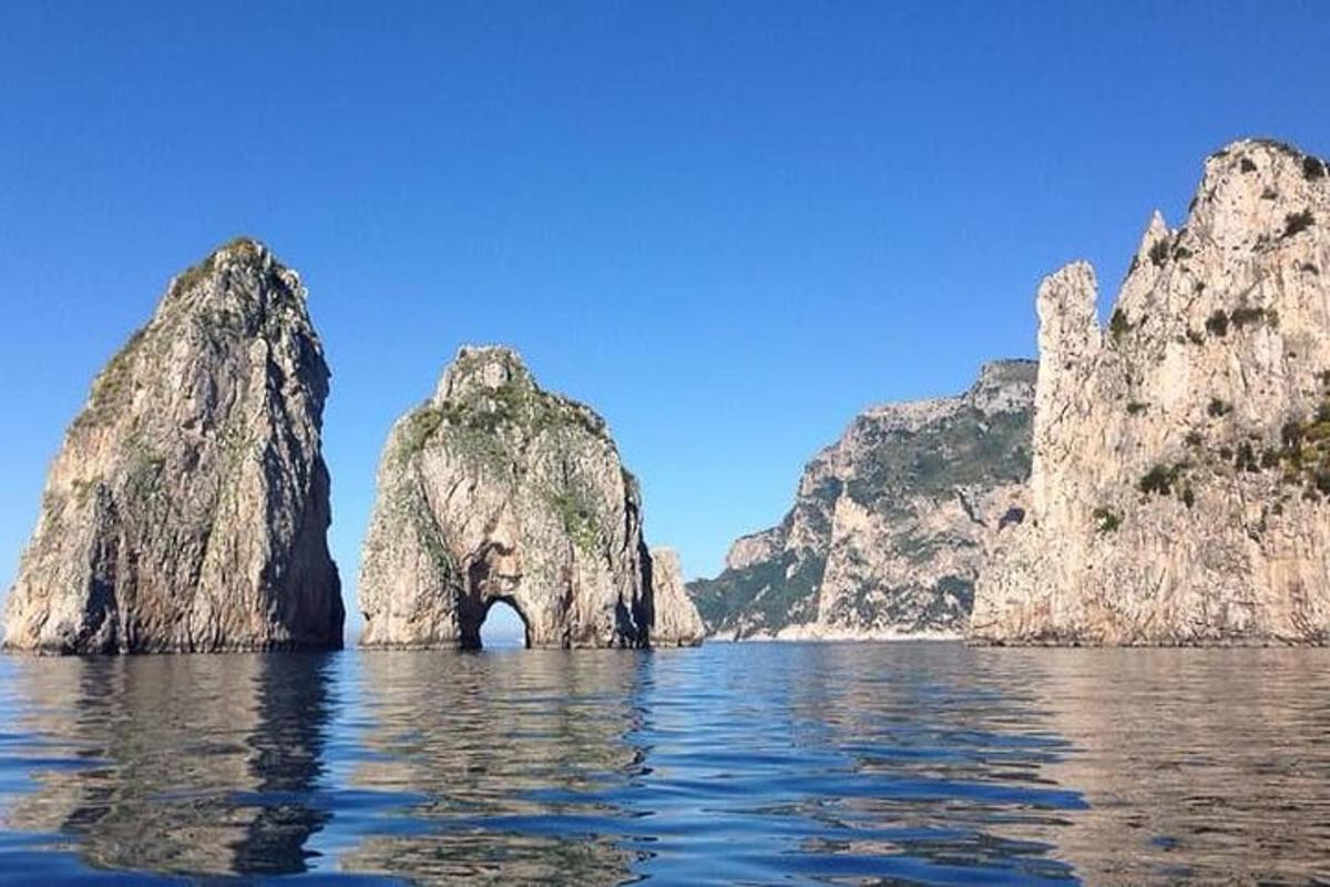 Una vista de una cueva en medio del agua.