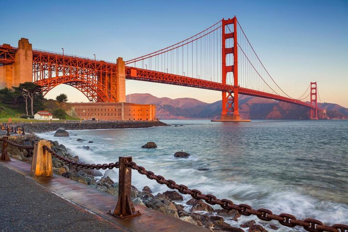 most Golden Gate cez vodu pred ním