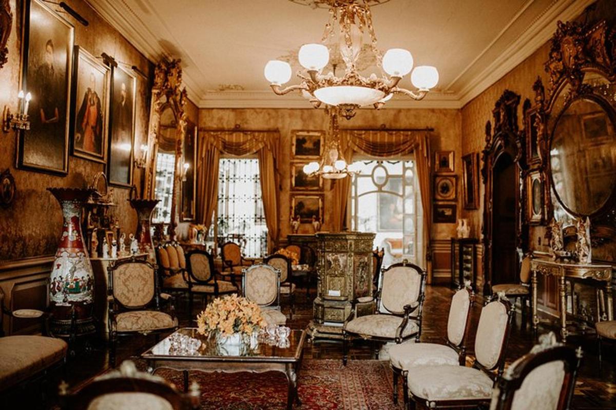 un living cu scaune și un candelabru