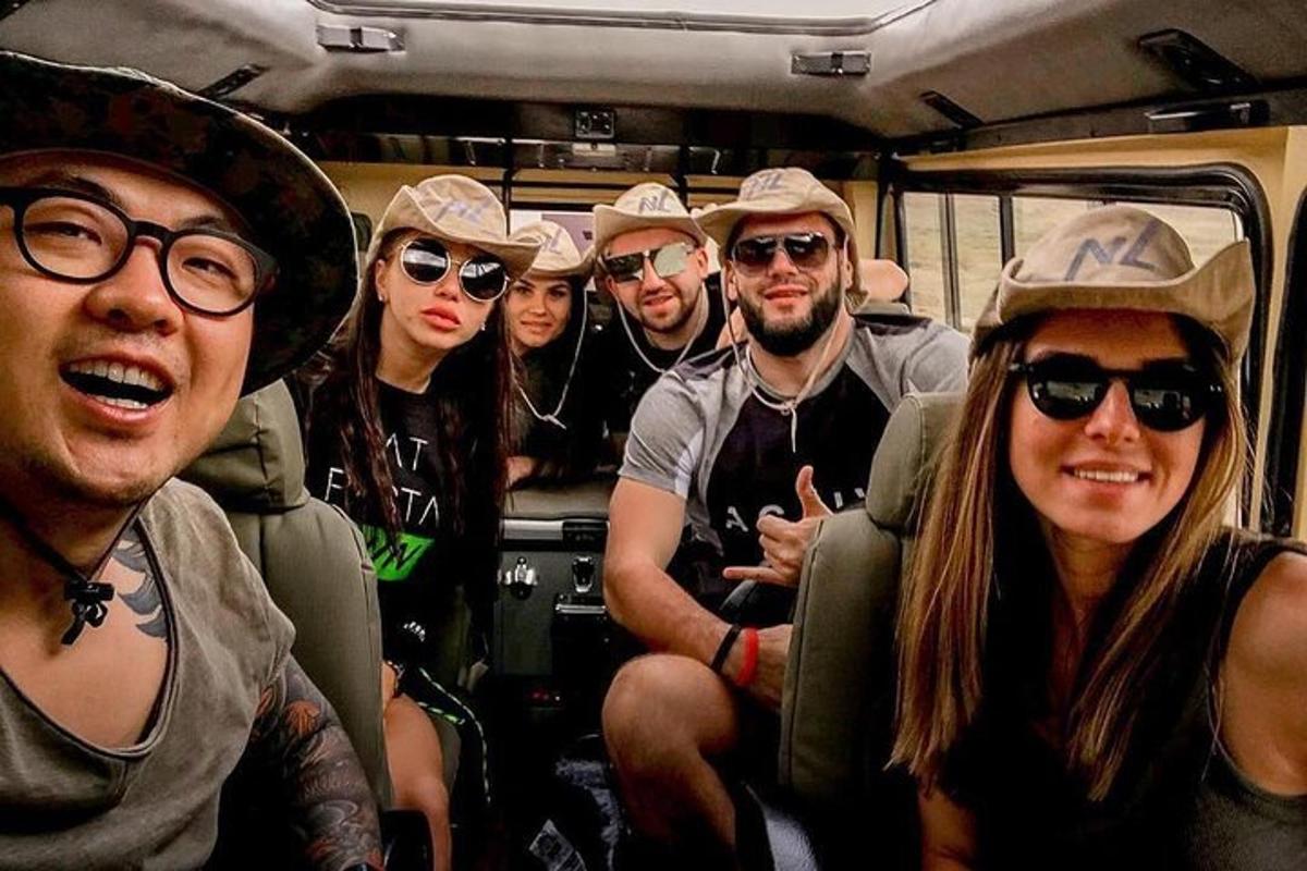 un gruppo di persone sedute su un autobus