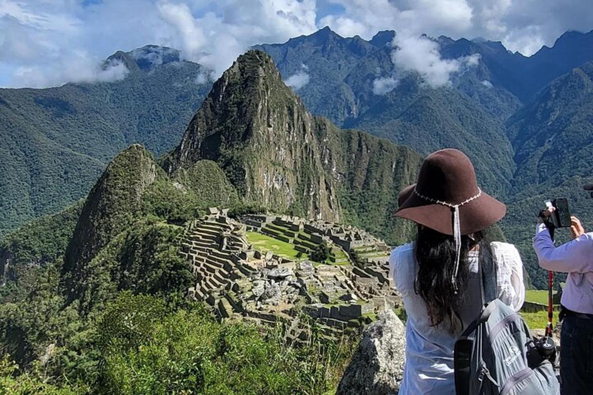 un grupo de personas de pie en la cima de una montaña