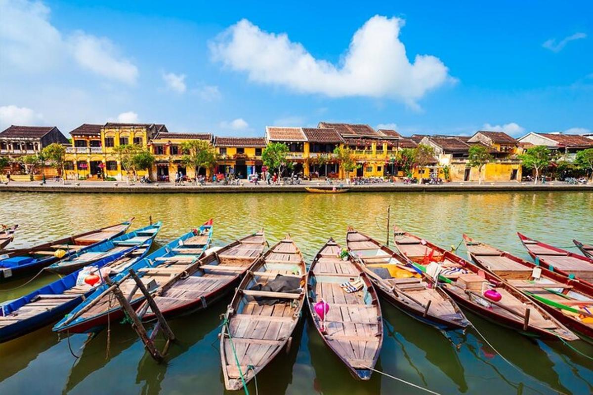 một nhóm thuyền được xếp hàng trên mặt nước