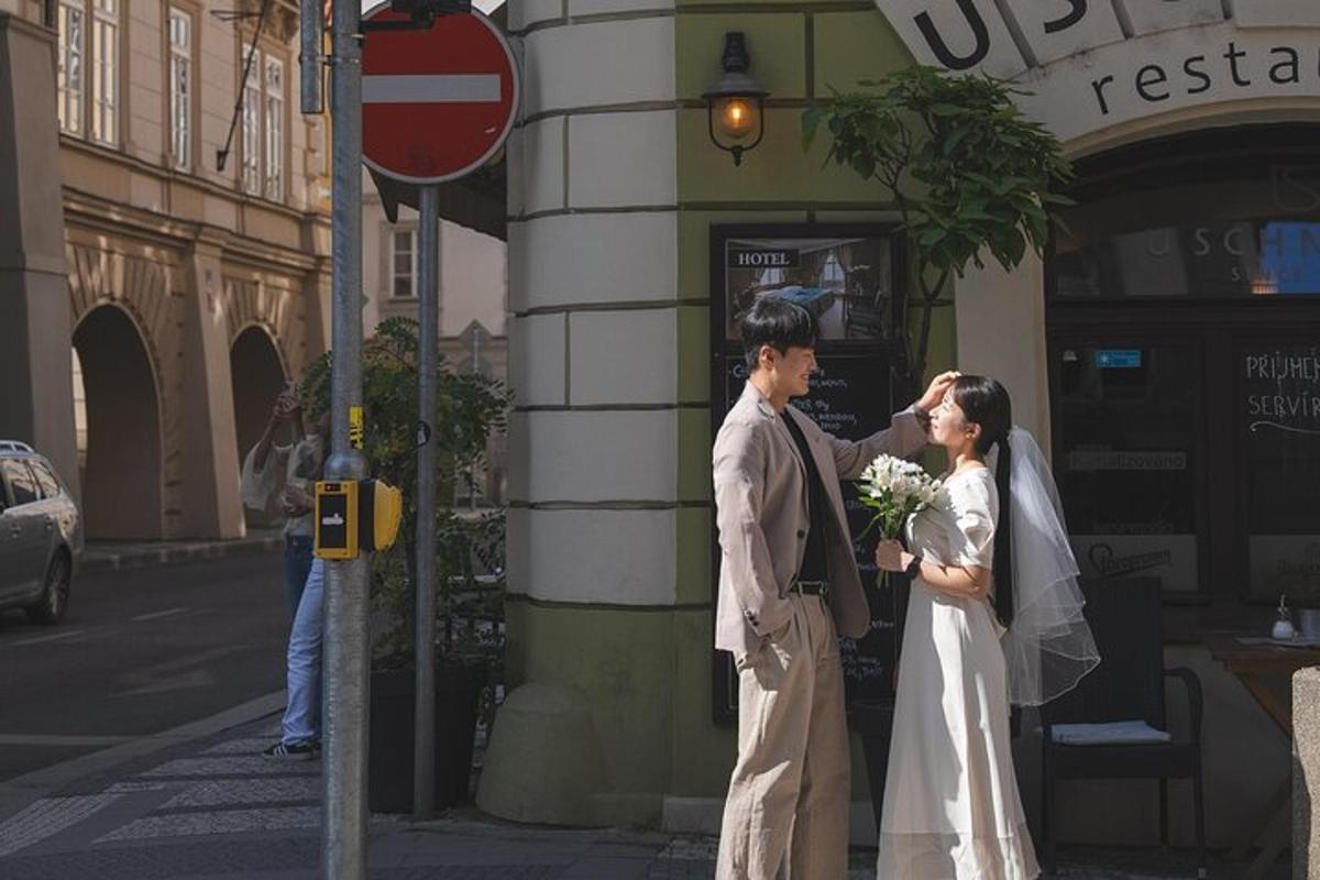 una núvia i un nuvi dempeus a la cantonada d'un carrer