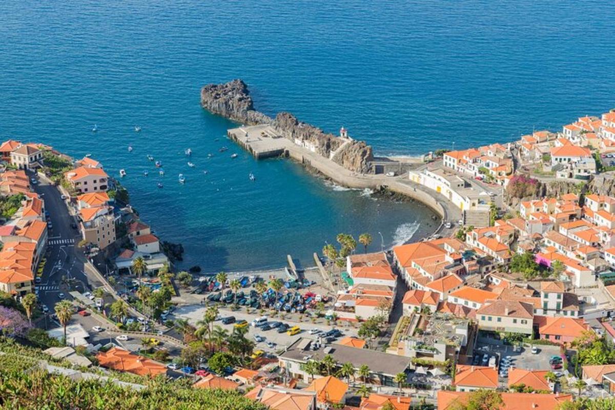 zračni pogled na mesto in ocean