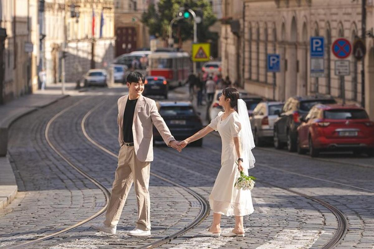 mężczyzna i kobieta idący ulicą trzymając się za ręce