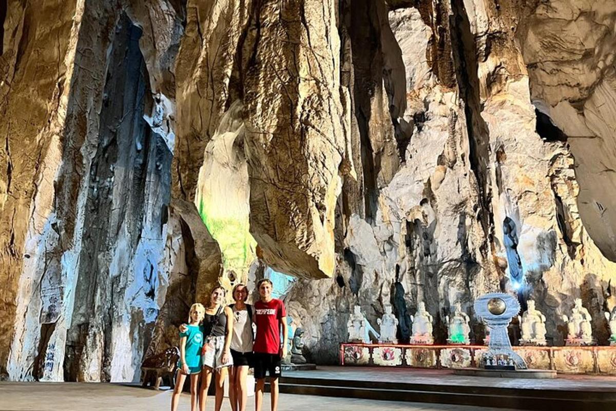 um grupo de pessoas em pé em frente a uma caverna