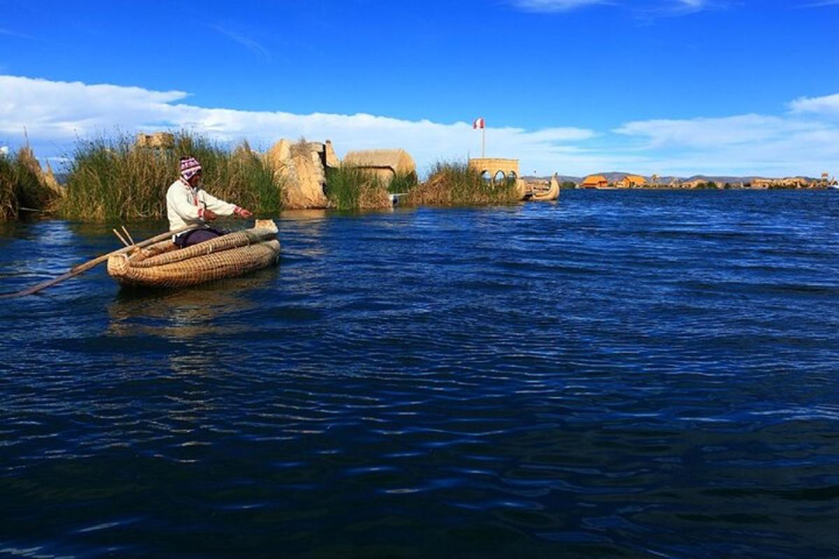 Un hombre está remando un bote en un río