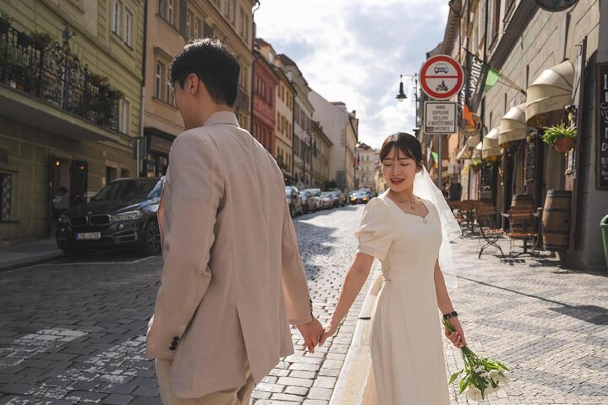 una sposa e uno sposo che camminano lungo una strada