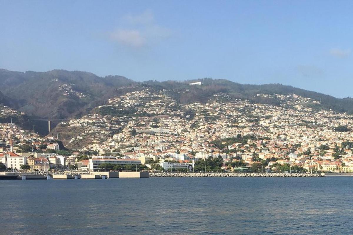 mesto, ki leži na vrhu hriba ob vodi