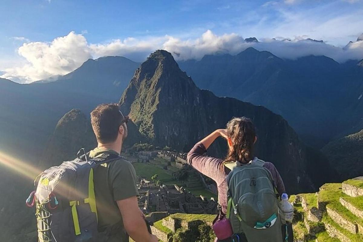 um homem e uma mulher em pé no topo de uma montanha