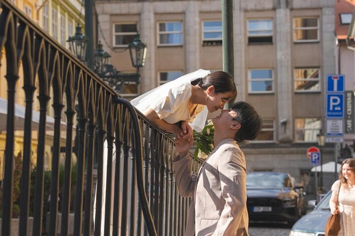 una donna sta guardando un uomo appoggiato a una staccionata