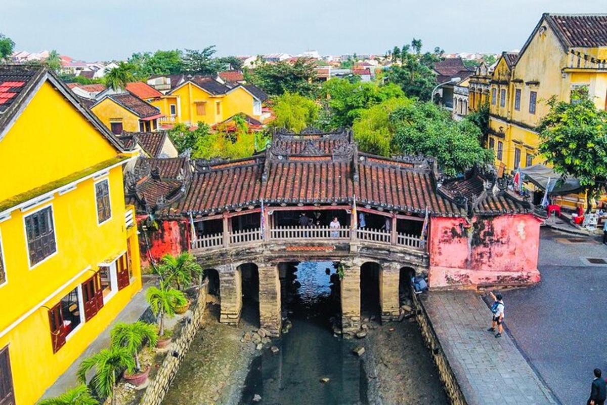 um prédio antigo com uma ponte em uma cidade