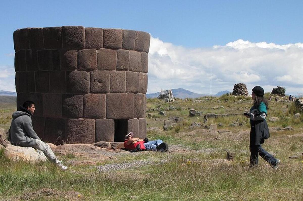 un grupo de personas caminando por un campo