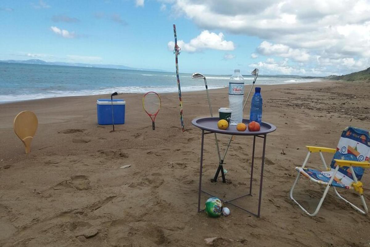 una taula i cadires a la platja amb un soroll