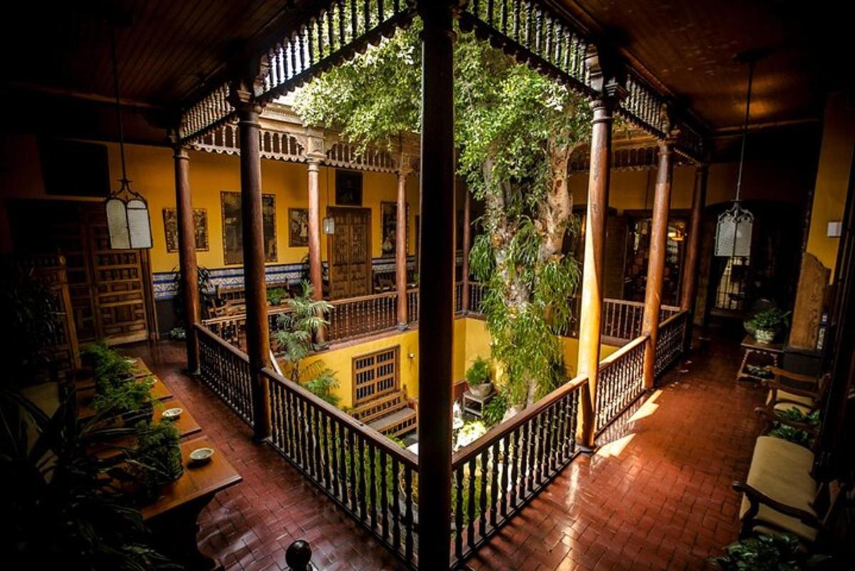 un balcone di una casa con delle piante sopra