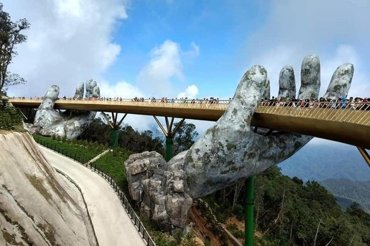 un ponte nelle mani di una statua con persone sopra
