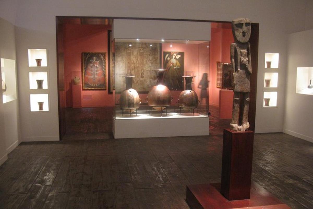 muzeum s vázami vystavenými v místnosti