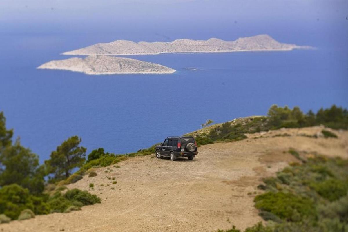 un'auto parcheggiata in cima a una collina con un'isola