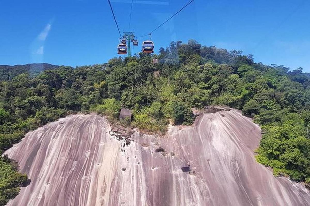due gondole che volano sopra una strada sterrata su una montagna