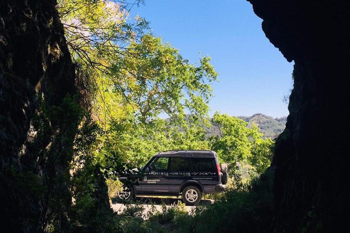 una jeep nera parcheggiata su una strada sterrata