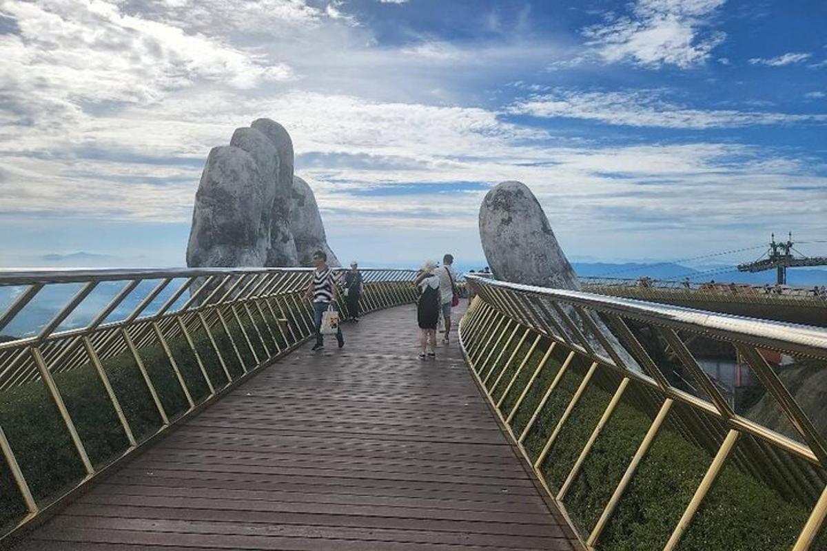 Ένας άντρας και ένα παιδί περπατούν σε μια γέφυρα με έναν βράχο
