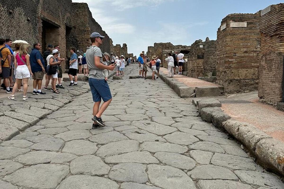 skupina lidí stojících na kamenné ulici