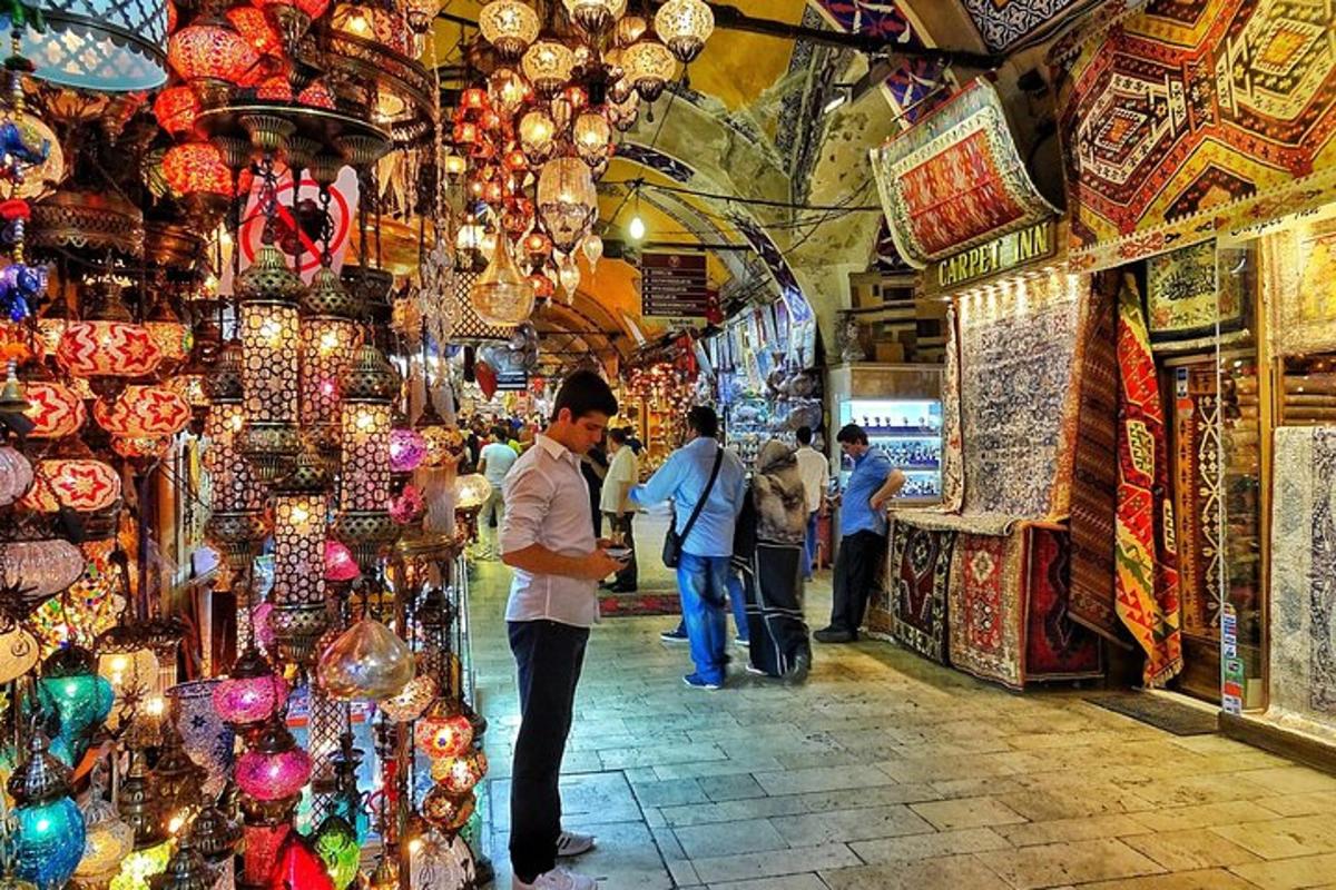 ένας άντρας που στέκεται σε μια αγορά με κόσμο να περπατάει τριγύρω
