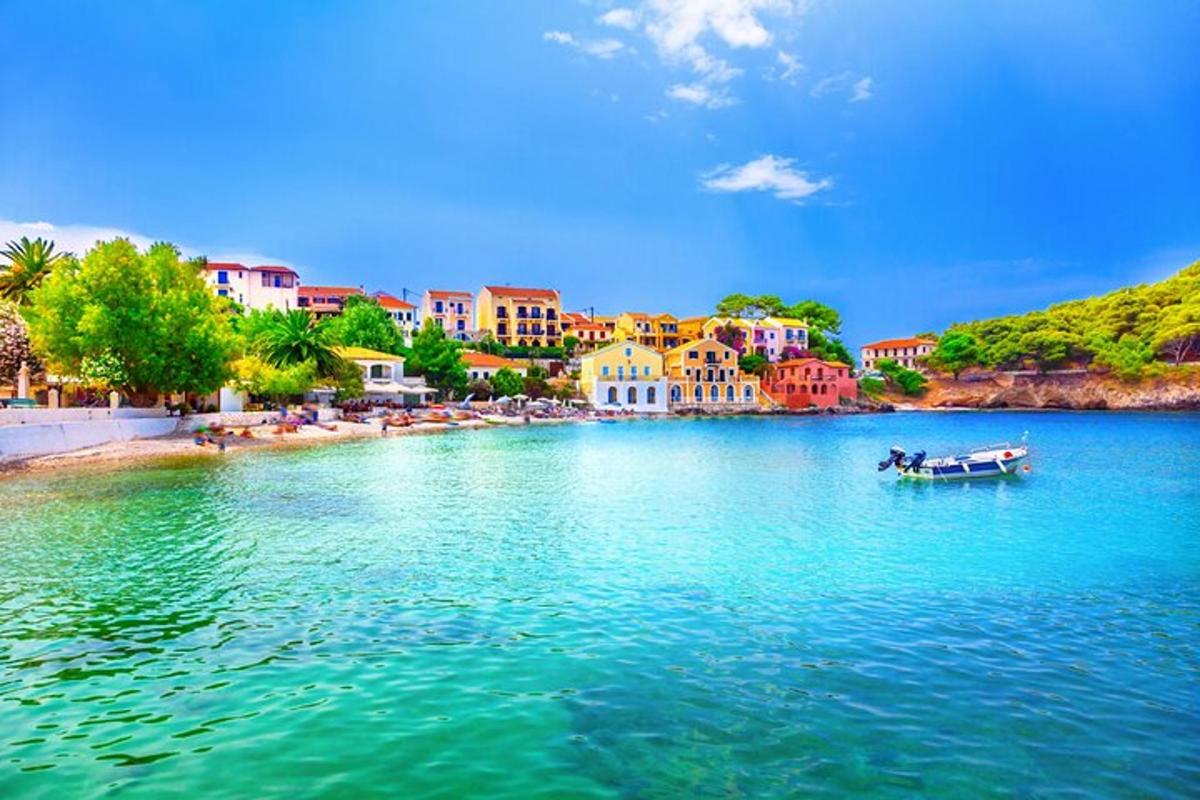 una barca in uno specchio d'acqua vicino a una città