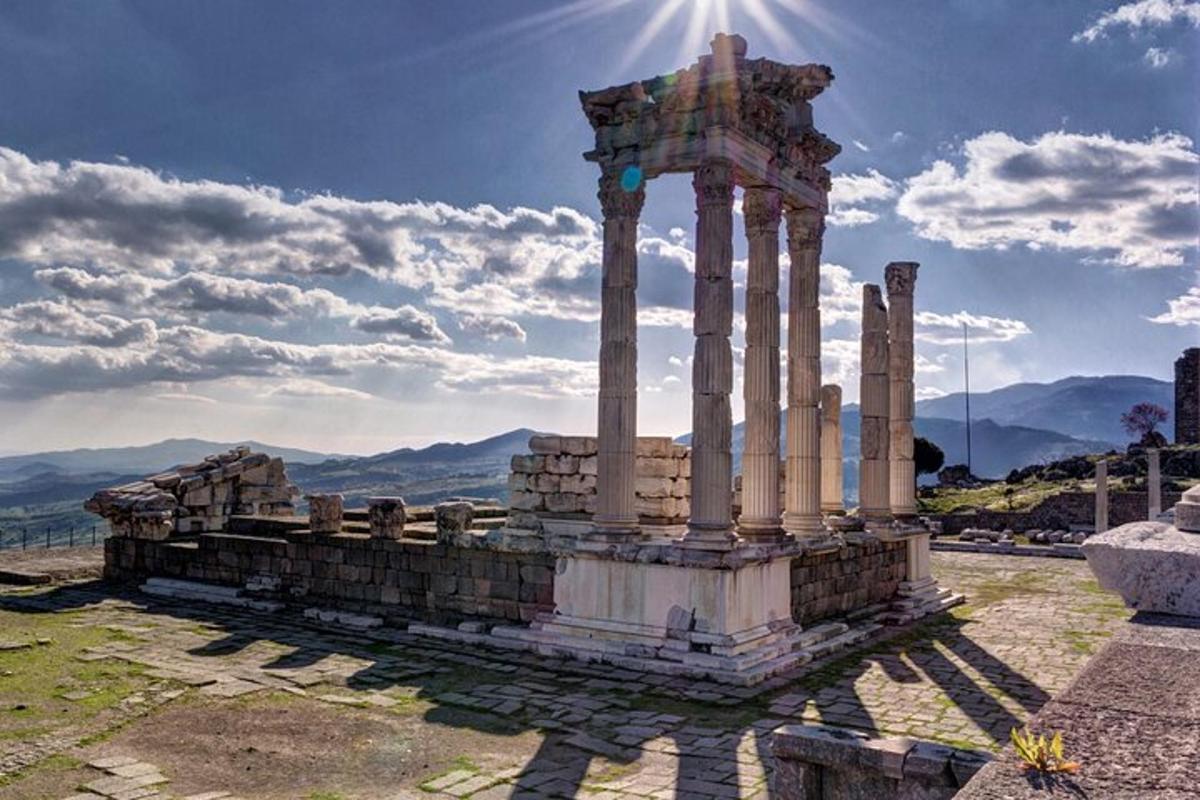 un monumento con colonne in cima a una collina
