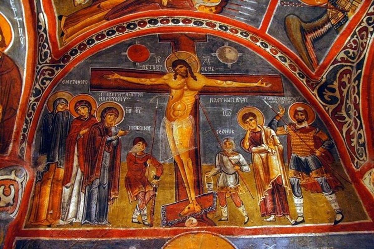 un dipinto di un crocifisso sul muro di una chiesa