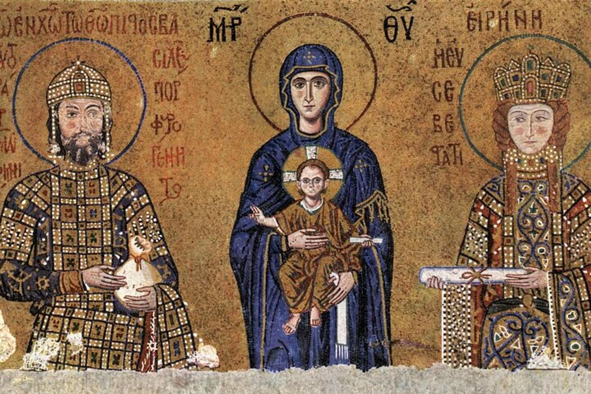 un dipinto di tre sacerdoti con un bambino su un muro
