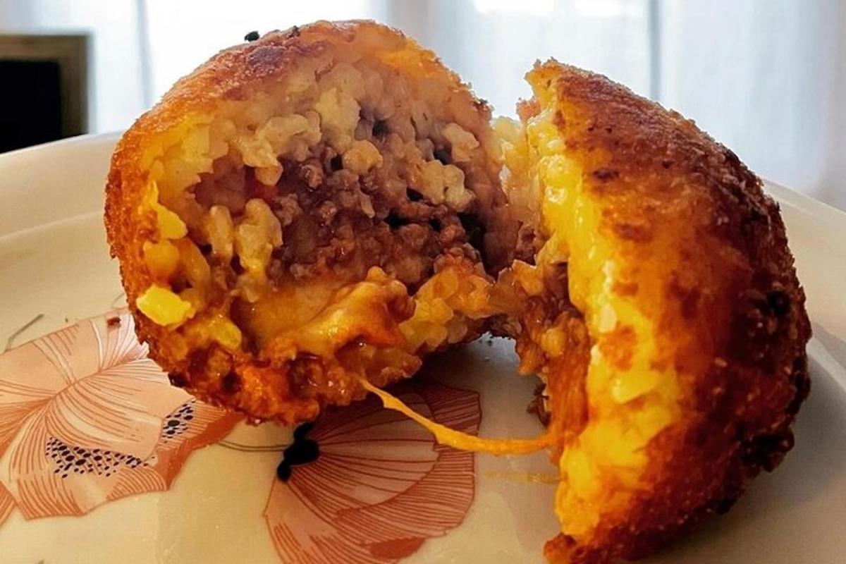 Un donut medio comido en un plato blanco