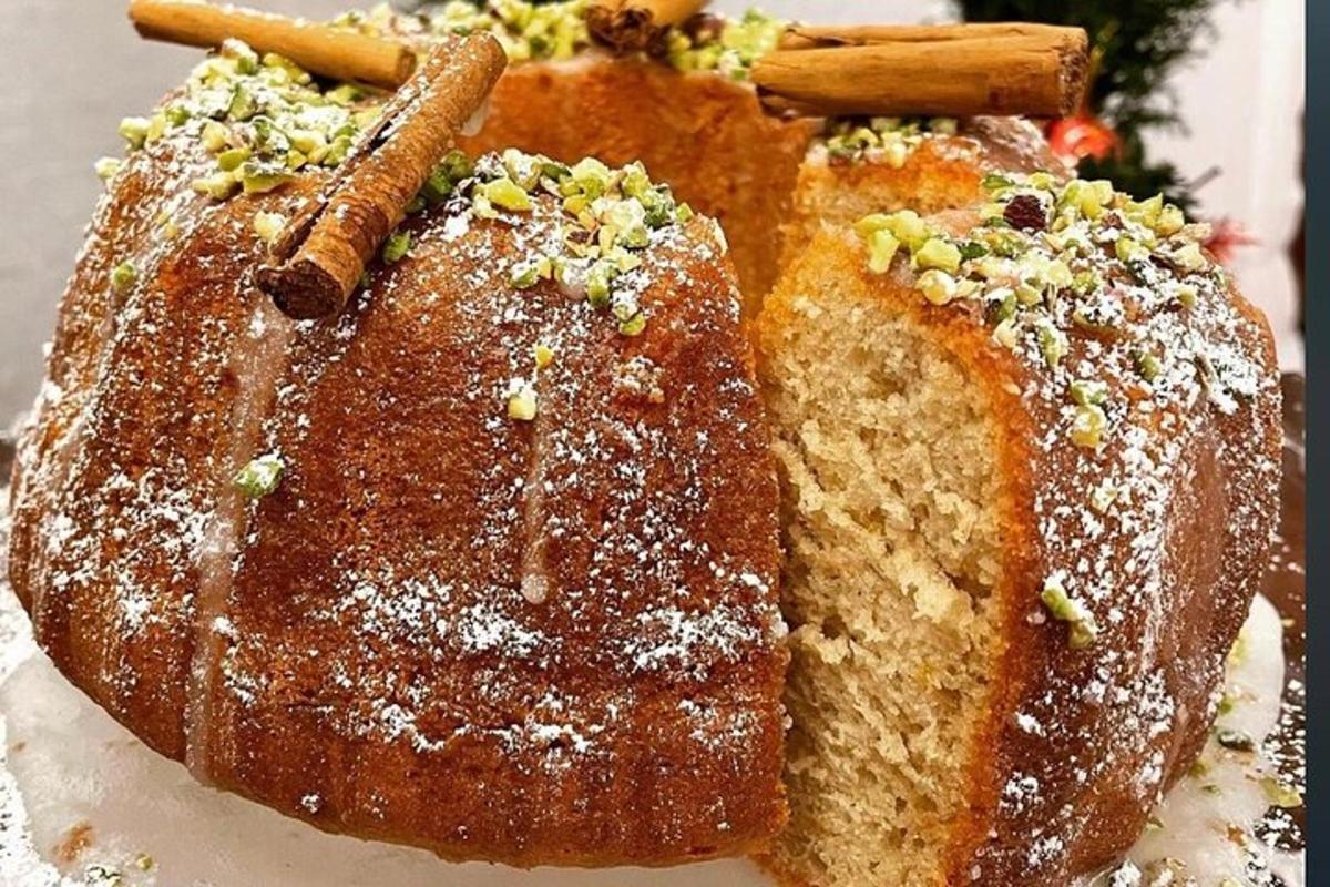 un gâteau Bundt avec du sucre en poudre dessus