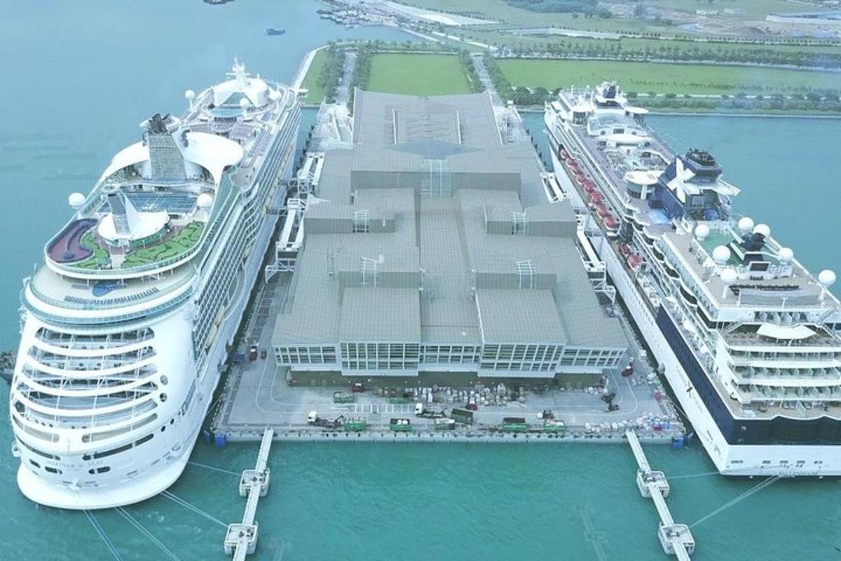 Dos cruceros atracados uno al lado del otro en el agua