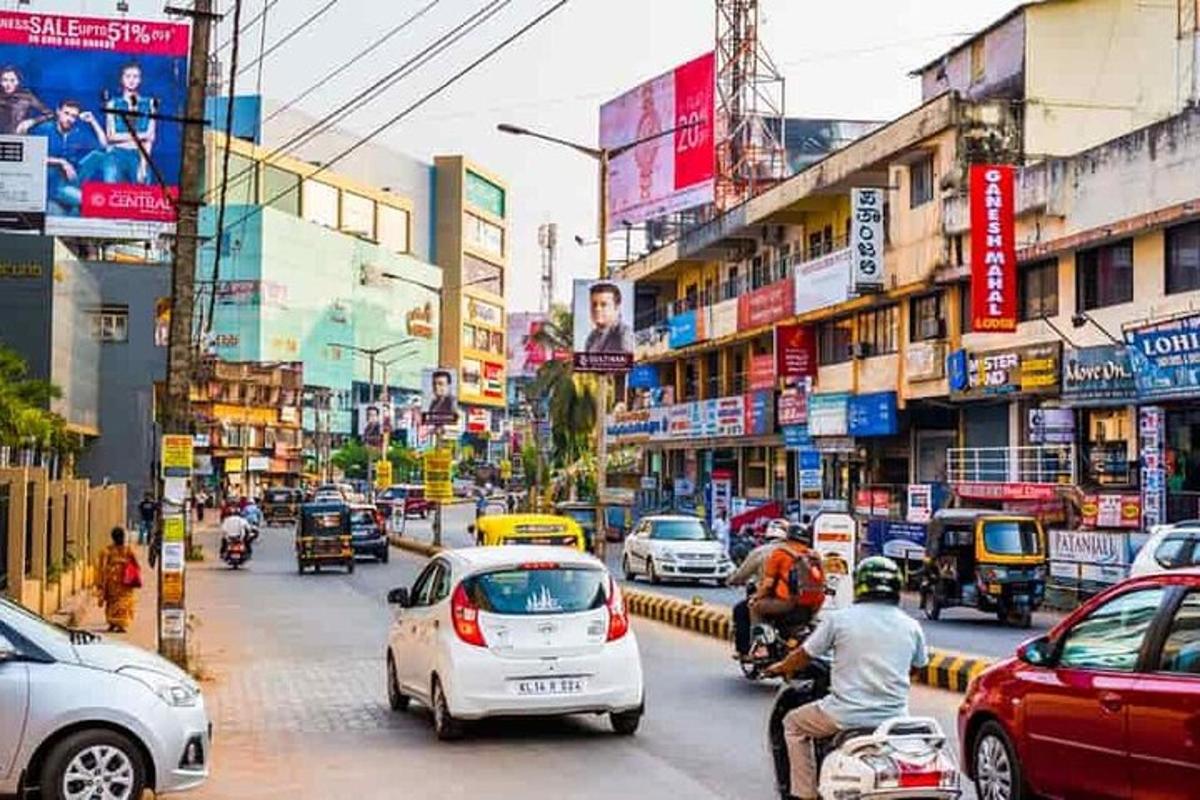 a busy city street filled with lots of traffic