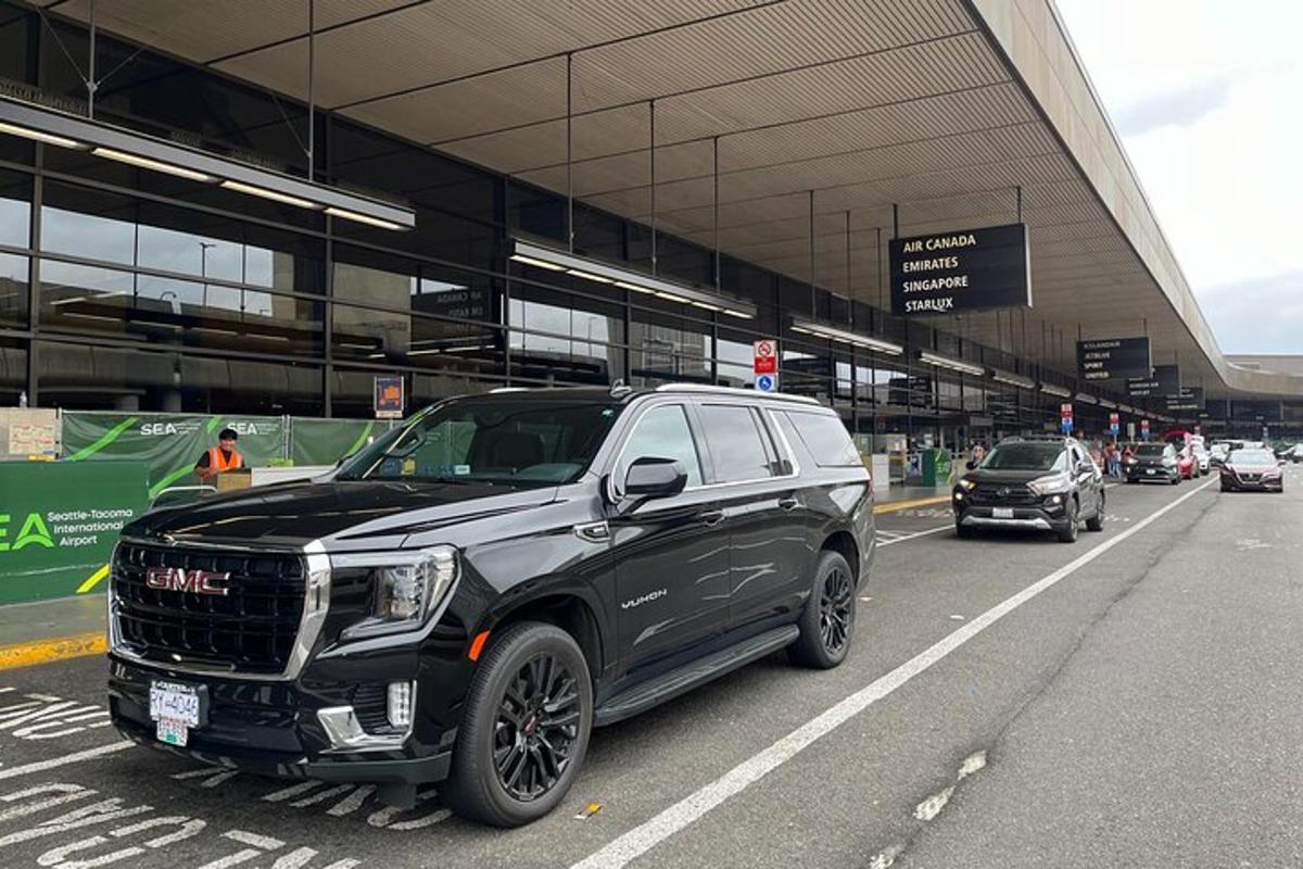 um caminhão preto estacionado em frente a um prédio