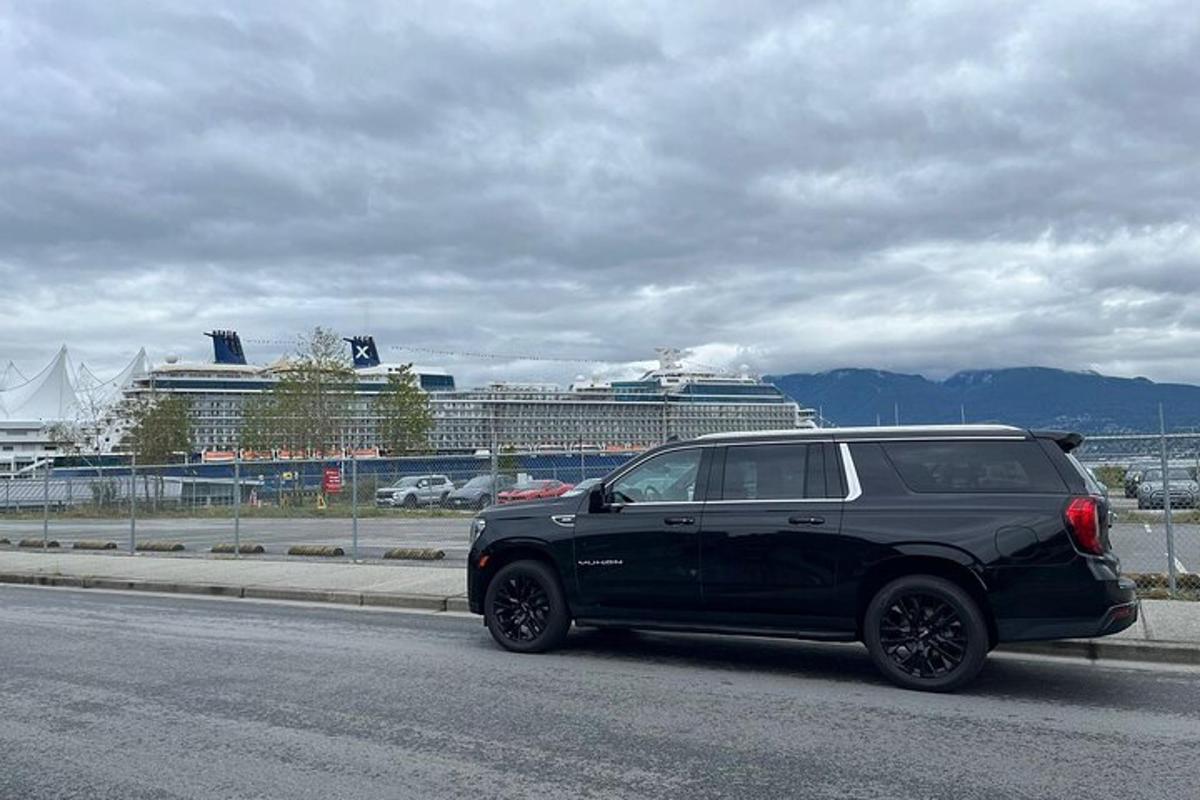un SUV nero parcheggiato sul ciglio della strada