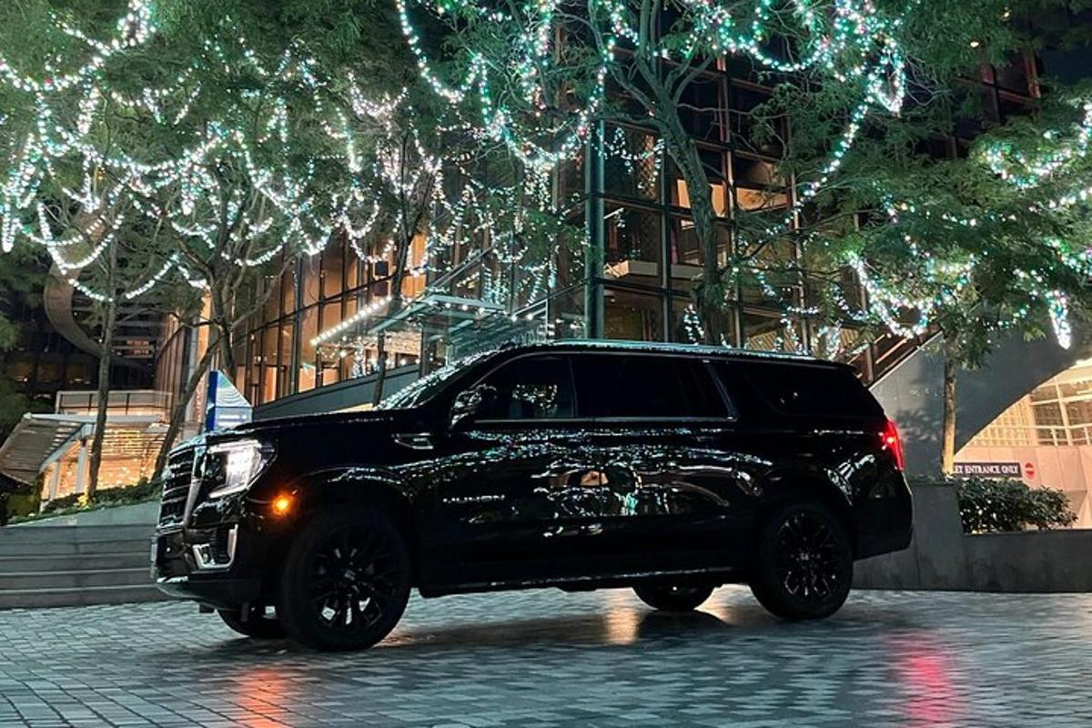 un camion nero parcheggiato su una strada con luci di Natale