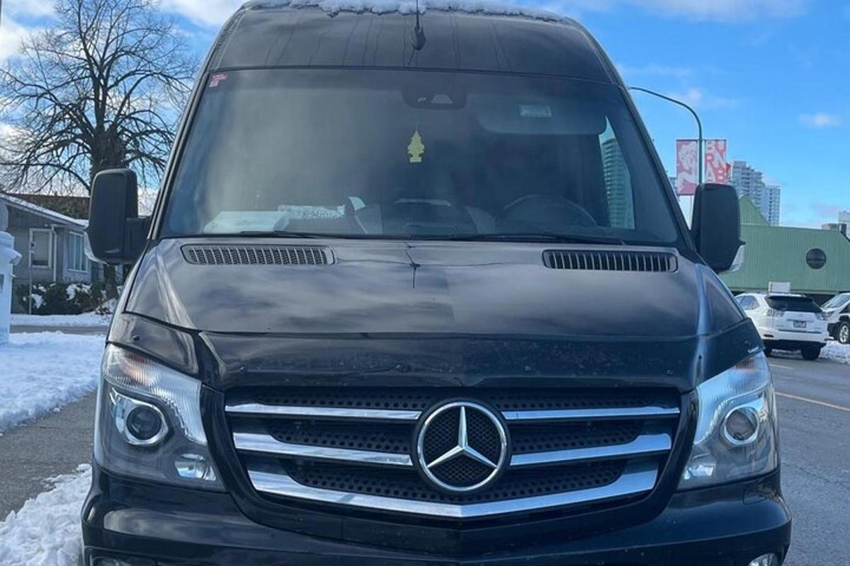 uma van Mercedes Benz estacionada em um estacionamento