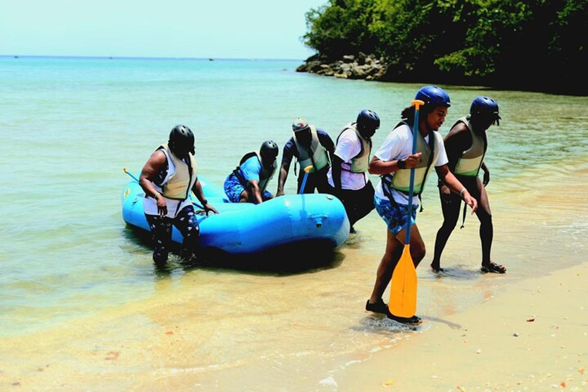un grup de persones a la platja amb una bassa
