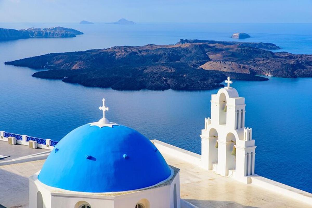gereja biru dan putih dengan salib di atasnya