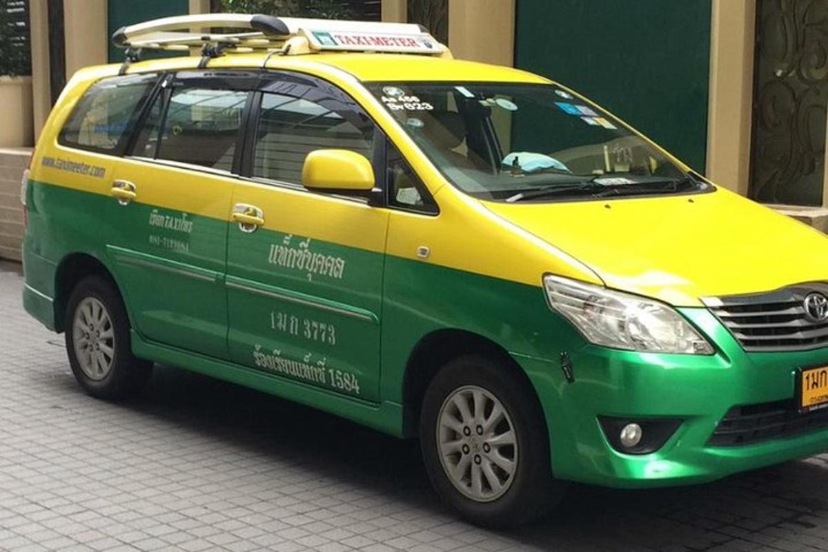 sebuah kereta berwarna hijau kuning diletakkan di sebatang jalan