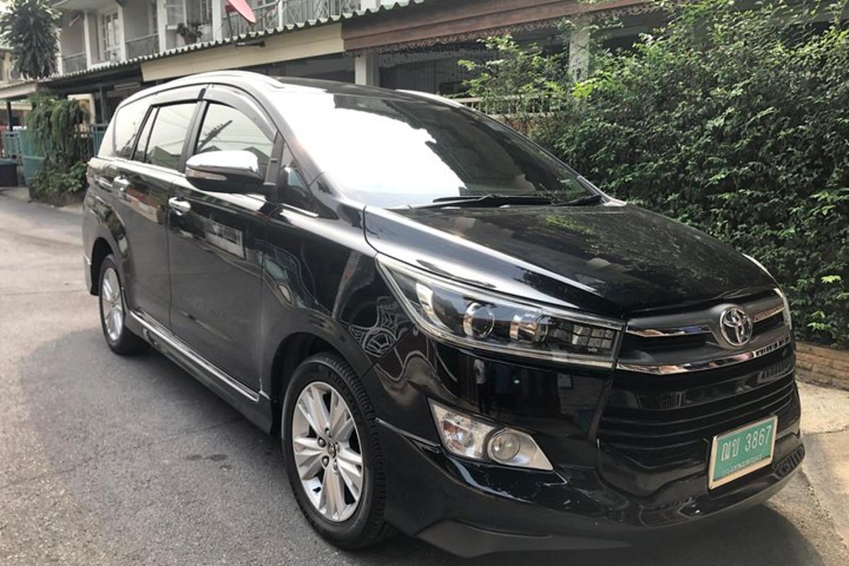 černé auto zaparkované na kraji ulice