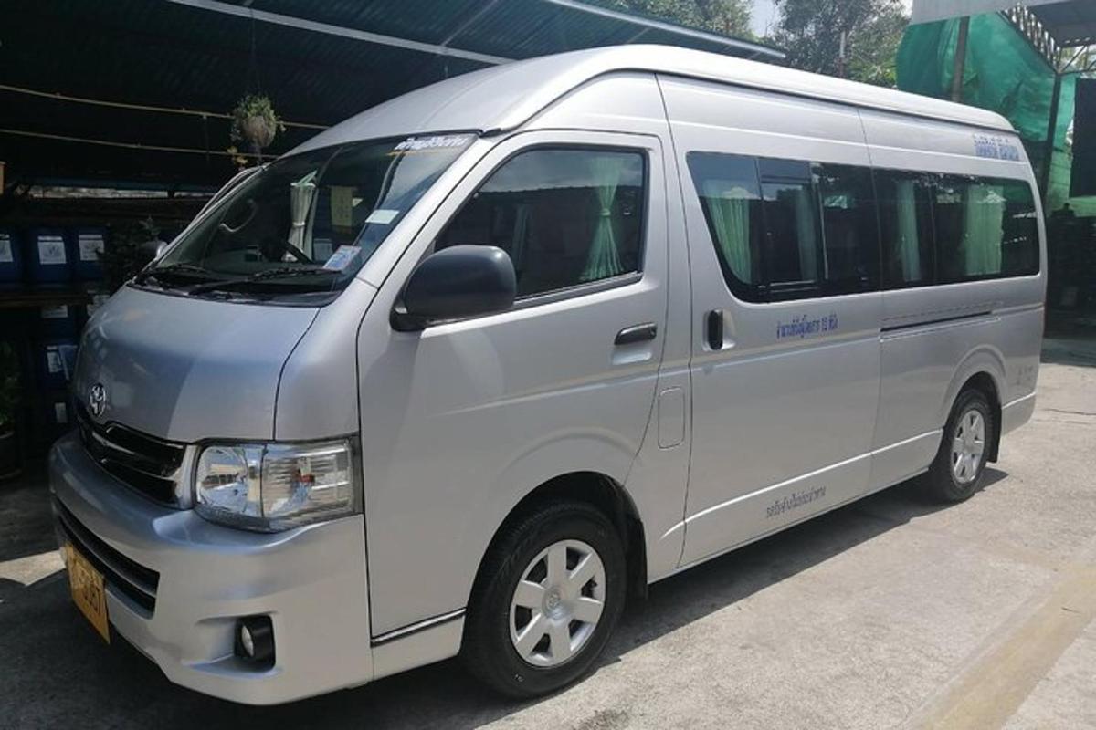 sebuah van putih diletakkan di tempat letak kereta