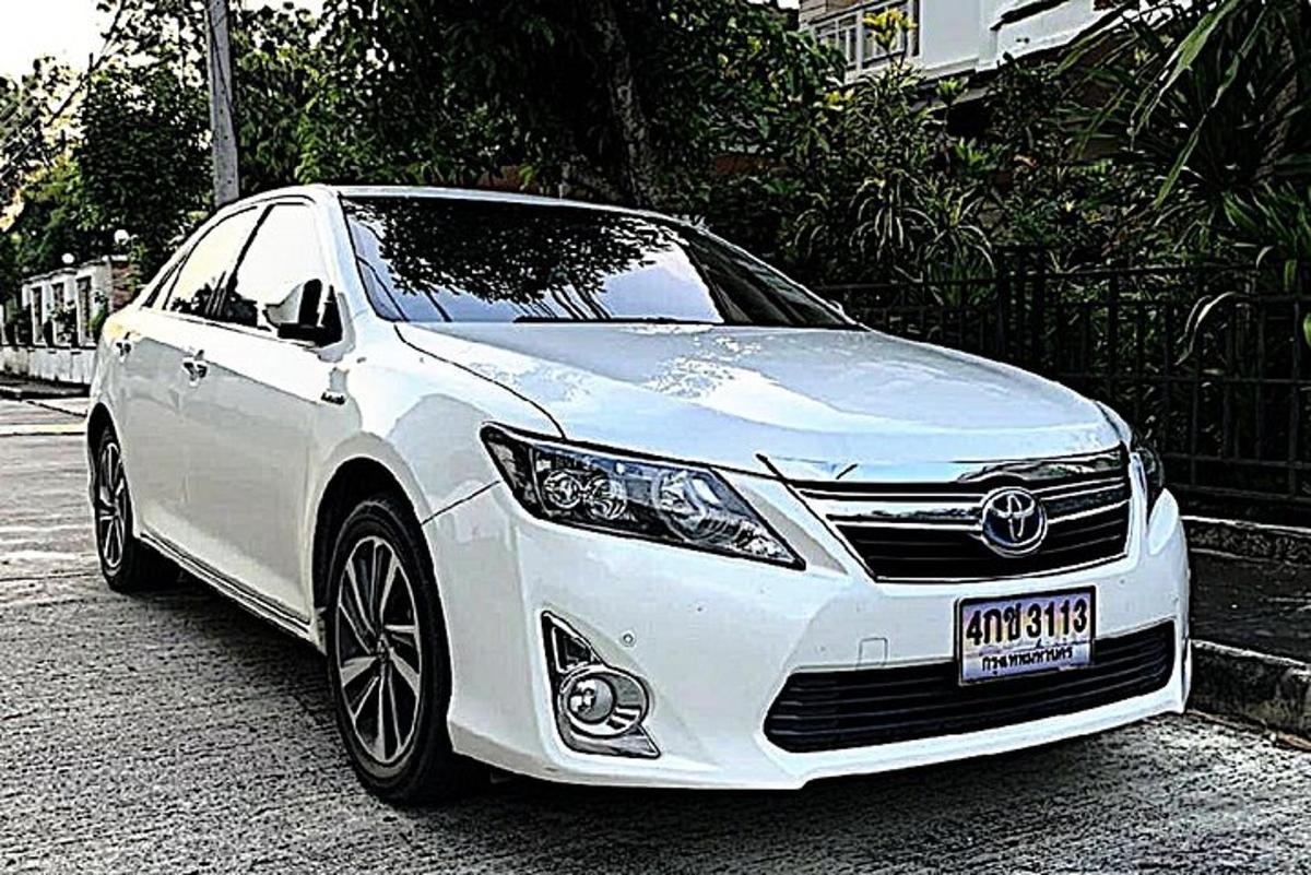 sebuah kereta berwarna putih diletakkan di sebatang jalan