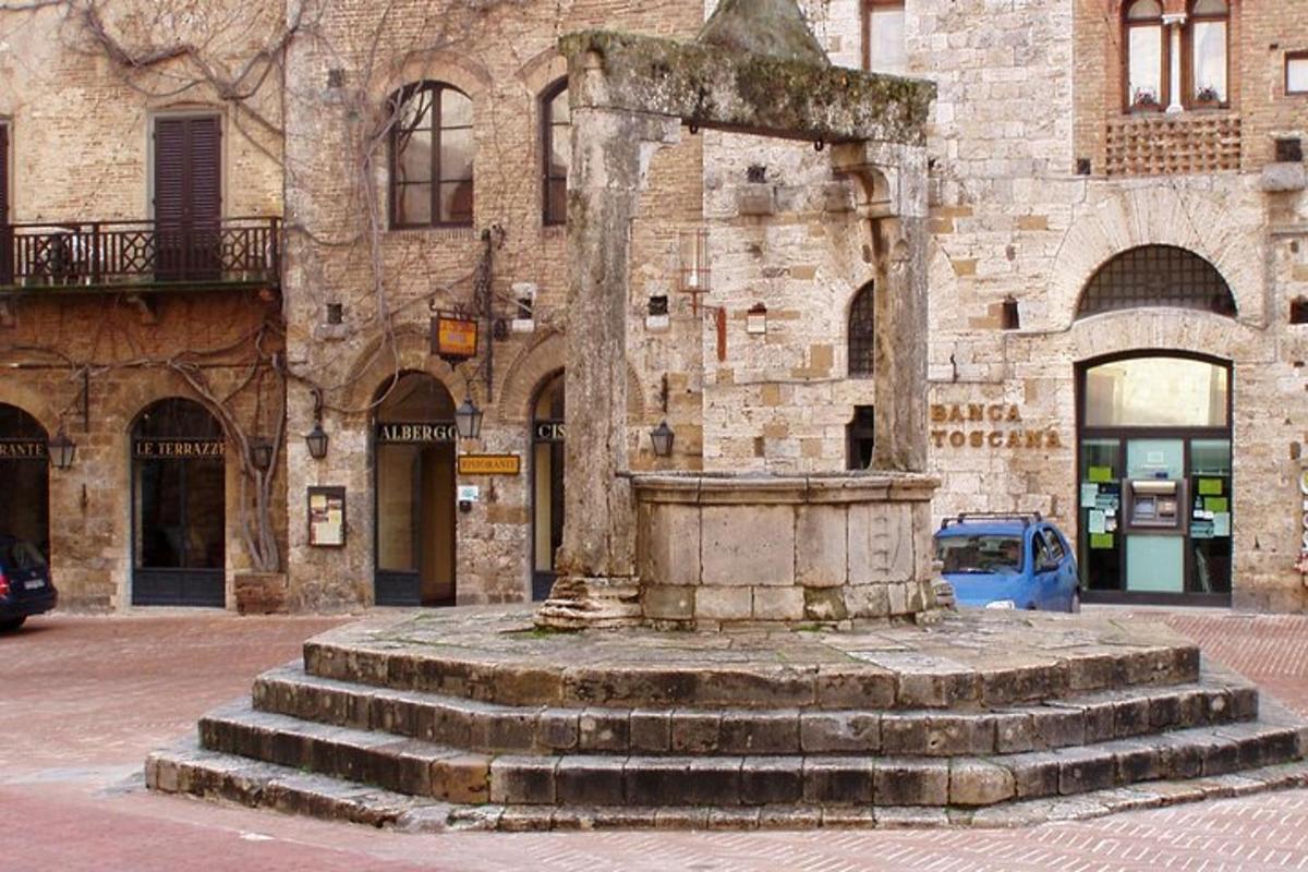 un edificio in pietra con una fontana di fronte