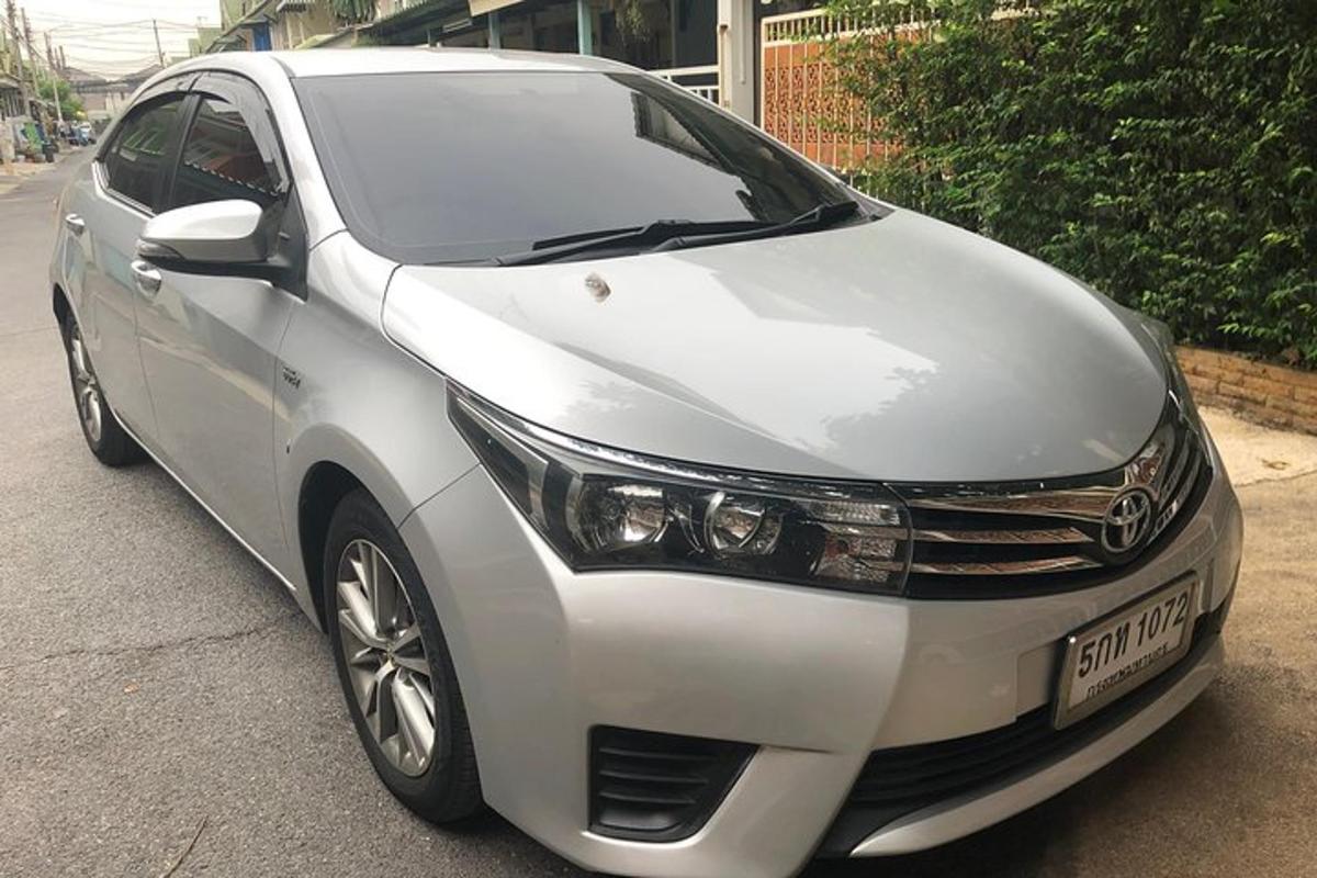 un'auto bianca parcheggiata sul ciglio di una strada